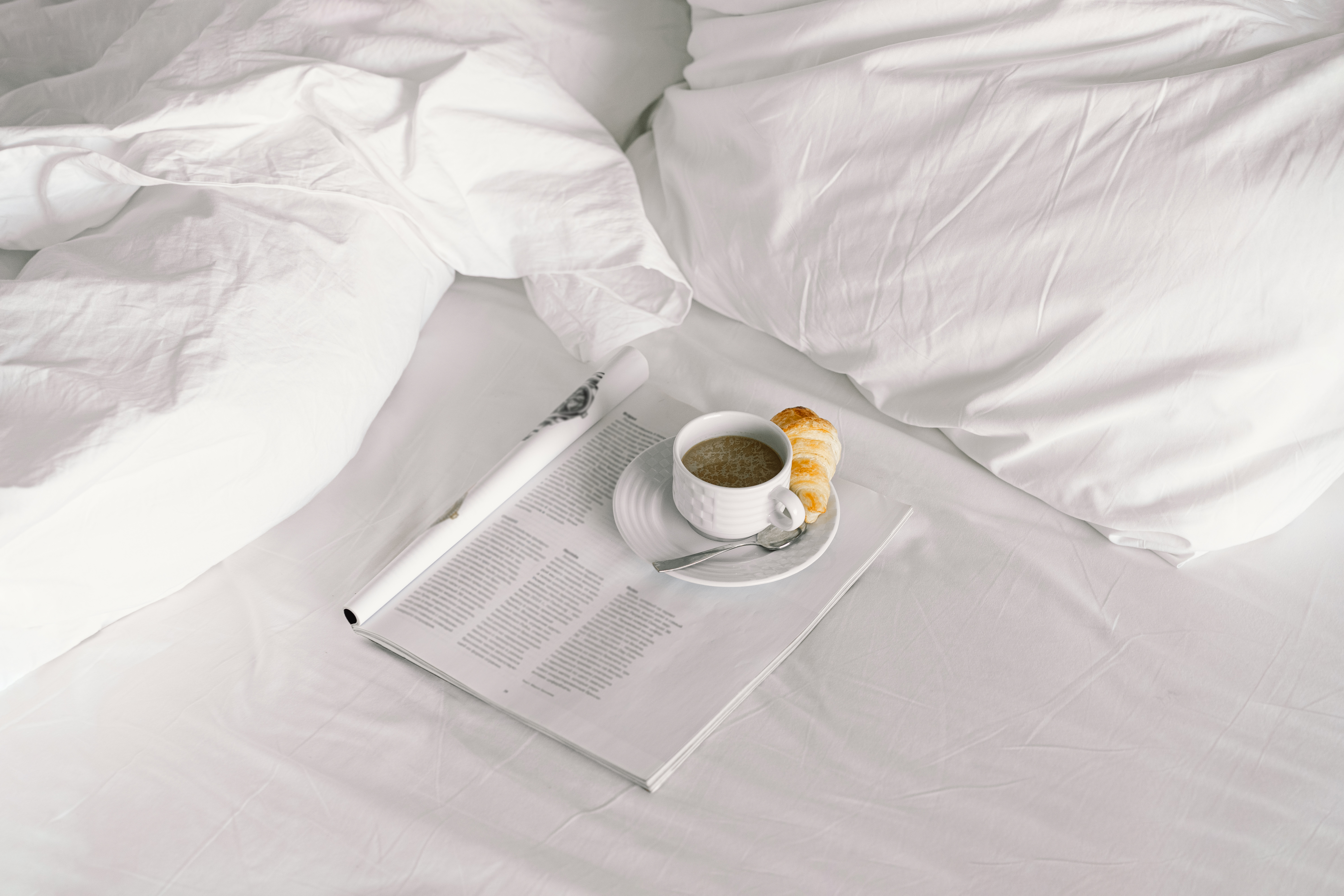 breakfast-on-the-bed-in-the-hotel-room-breakfast-2024-03-28-21-43-07-utc_01929ff11cfc7266bc0bff9749f0ea57